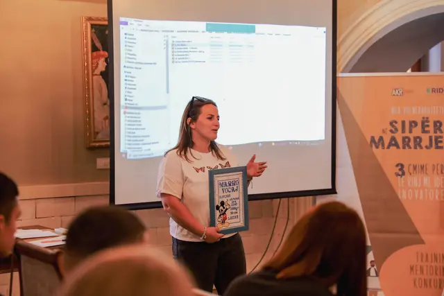 Participants at an entrepreneurship training and awards event (photo AW-03)