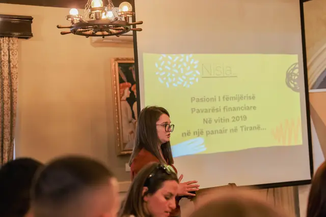 Participants at an entrepreneurship training and awards event (photo AW-04)