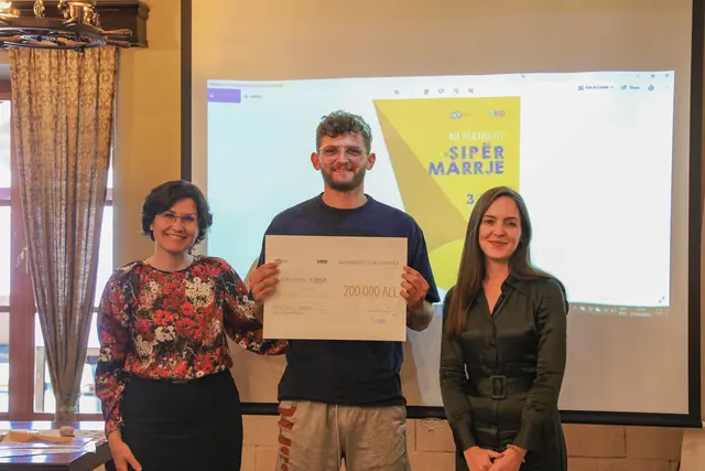 Participants at an entrepreneurship training and awards event (photo AW-14)